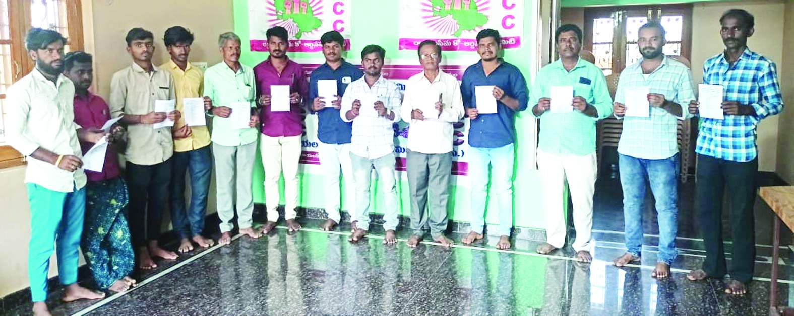 కరపత్రాలను ఆవిష్కరిస్తున్న నాయకులు