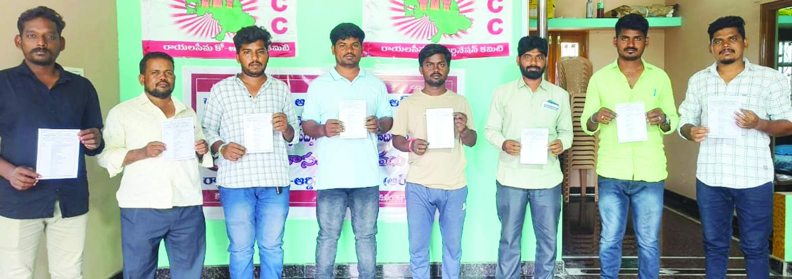 కరపత్రాలను ఆవిష్కరిస్తున్న నాయకులు