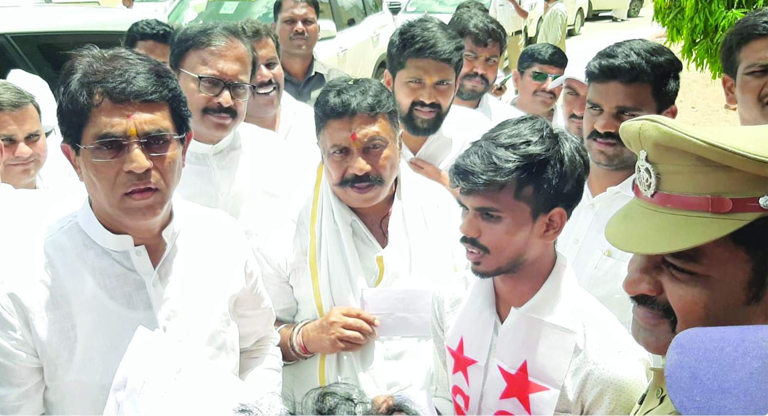 మంత్రికి వినతిపత్రం ఇస్తున్న ఎస్‌ఎఫ్‌ఐ నాయకులు