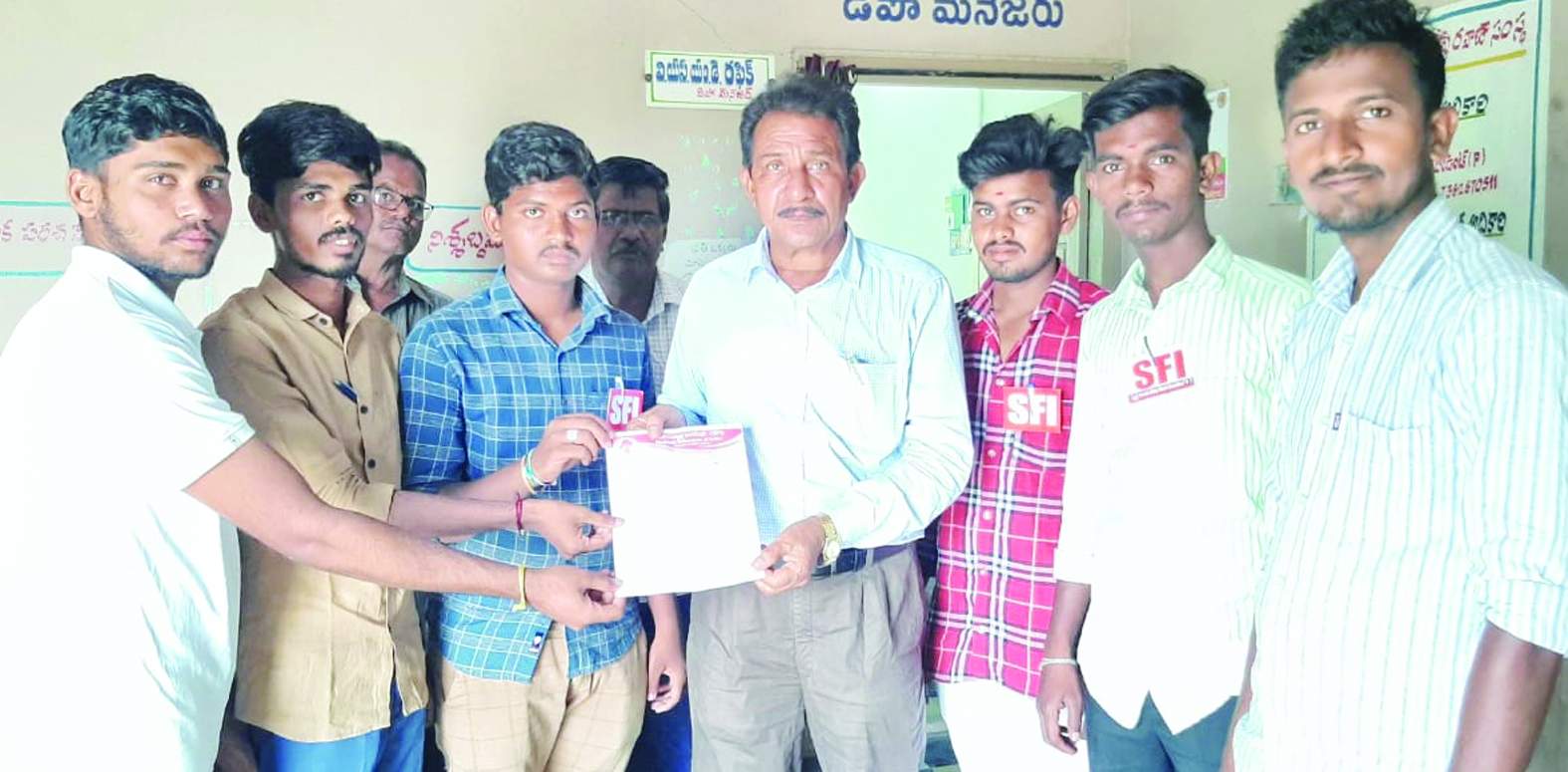 ఆర్‌టిసి డిఎంకు వినతిపత్రం ఇస్తున్న నాయకులు