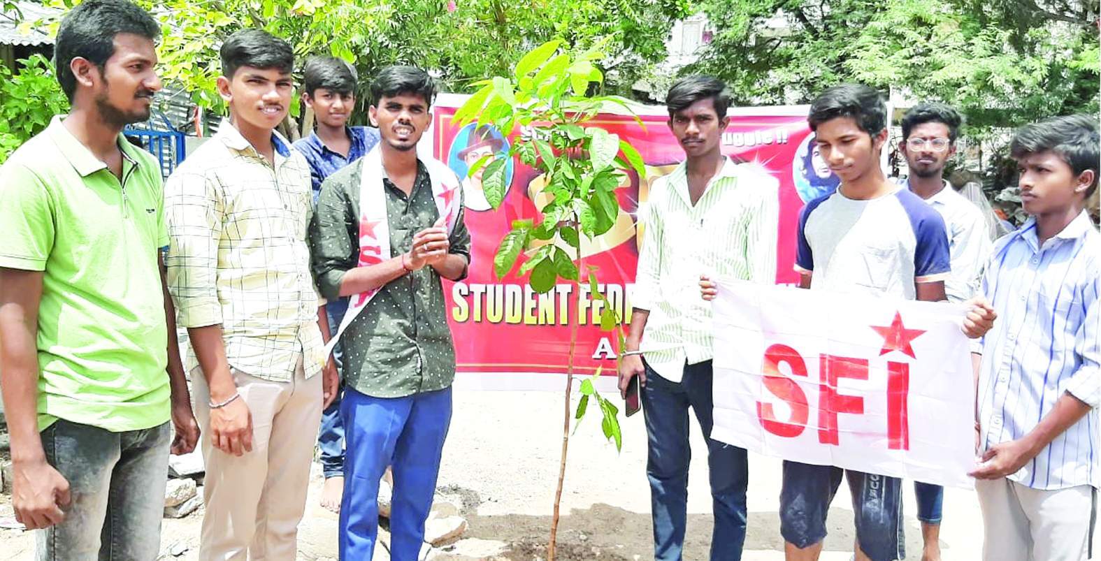 మొక్కలు నాటుతున్న నాయకులు