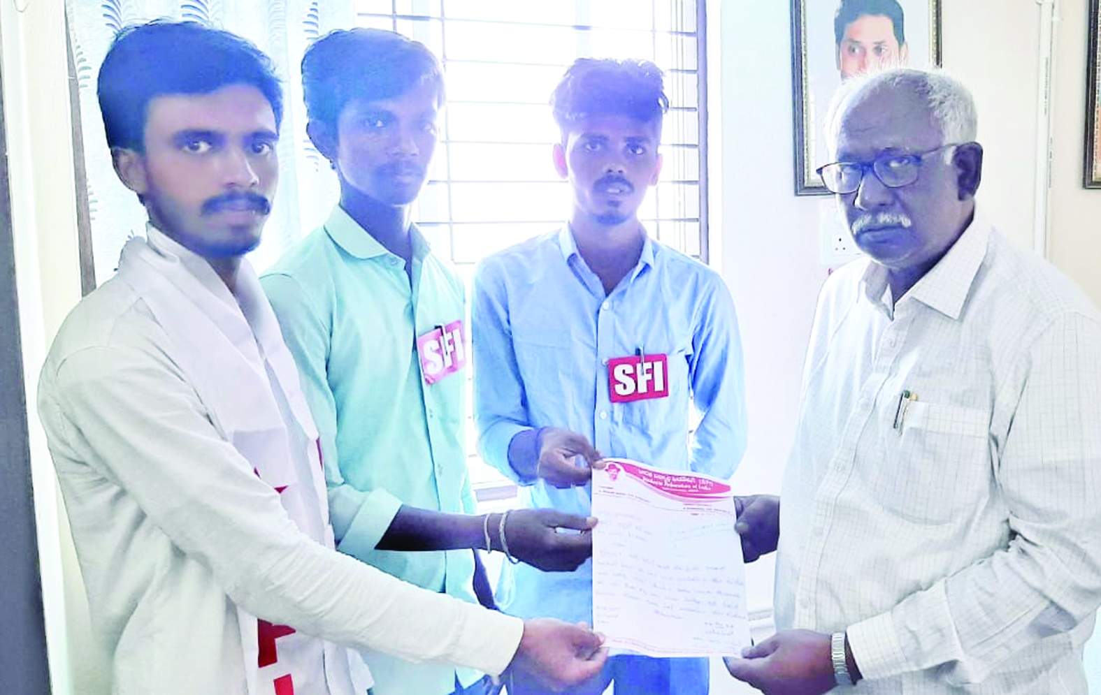 ఆర్‌టిఒ నాగేంద్రకు వినతి పత్రం ఇస్తున్న నాయకులు