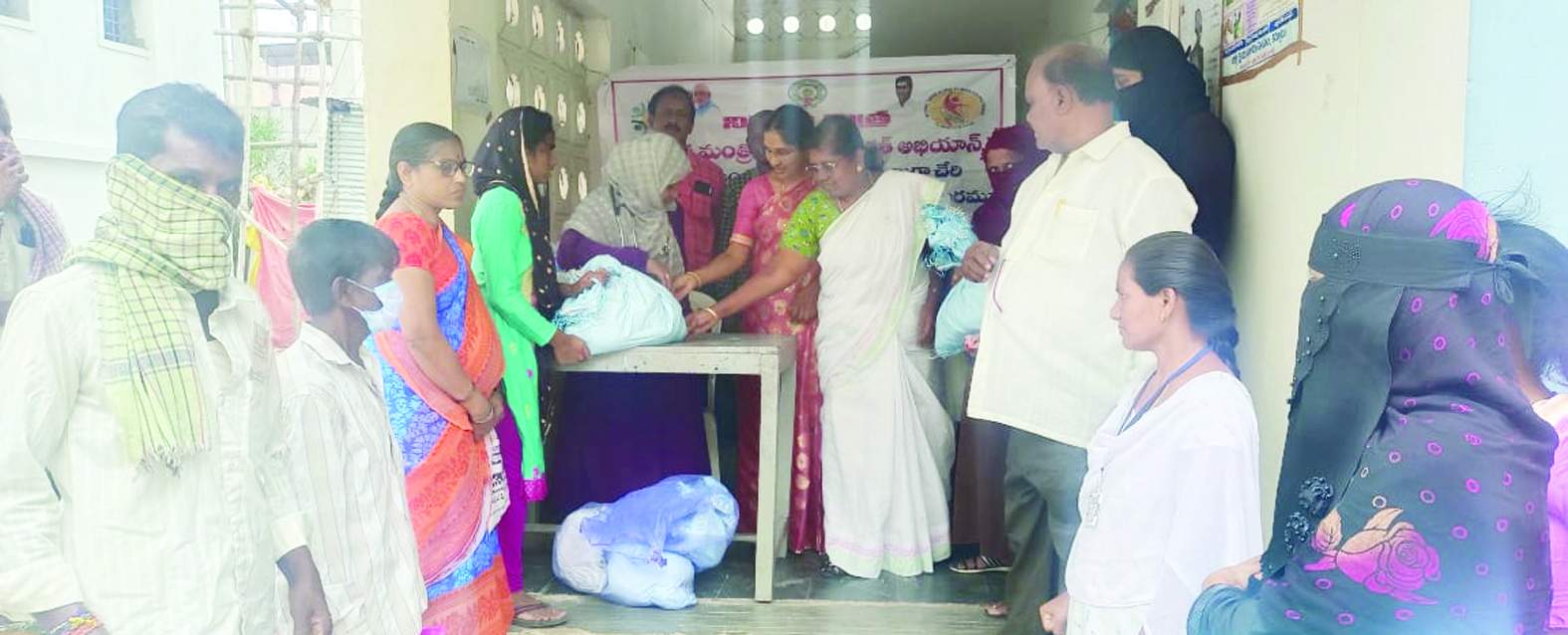 కిట్లను పంపిణీ చేస్తున్న డిప్యూటీ డిఎంహెచ్‌ఒ సత్యవతి