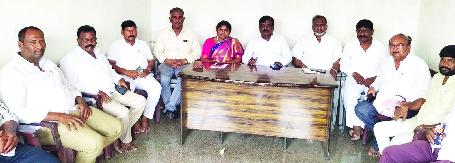 వివరాలు వెల్లడిస్తున్న నాయకులు