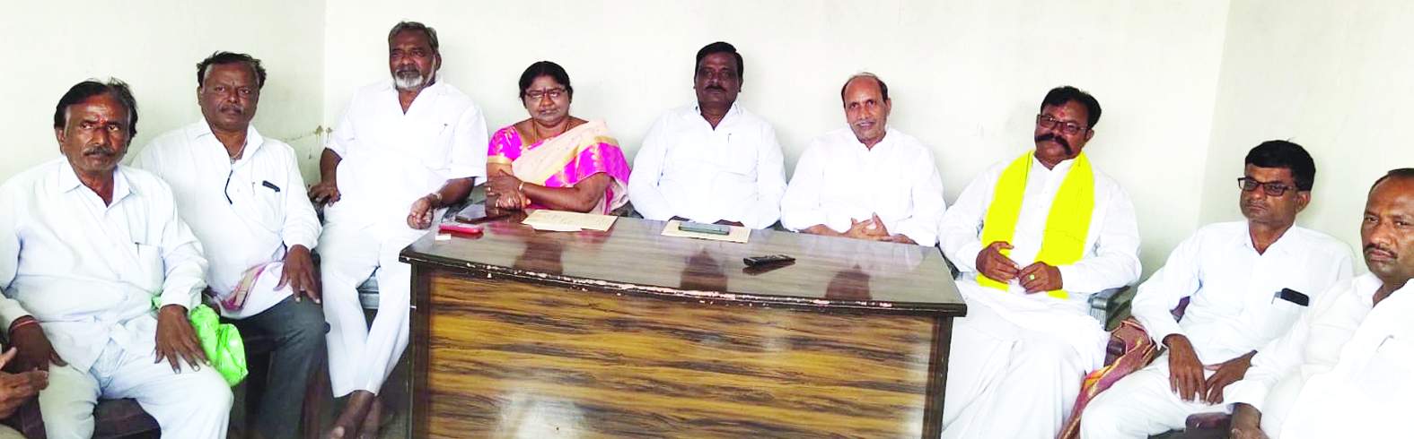 సమావేశంలో మాట్లాడుతున్న నాయకులు