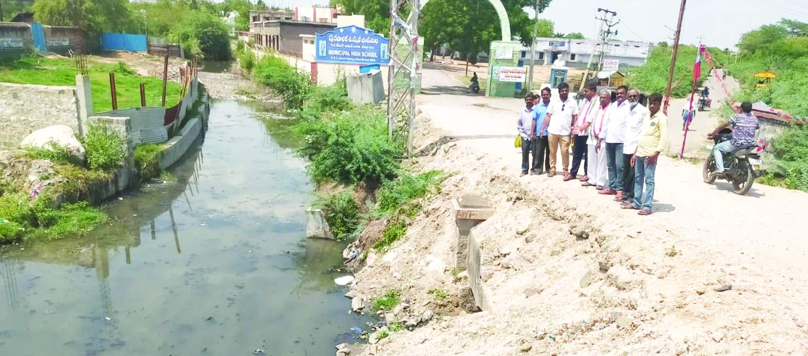 మాట్లాడుతున్న నాయకులు