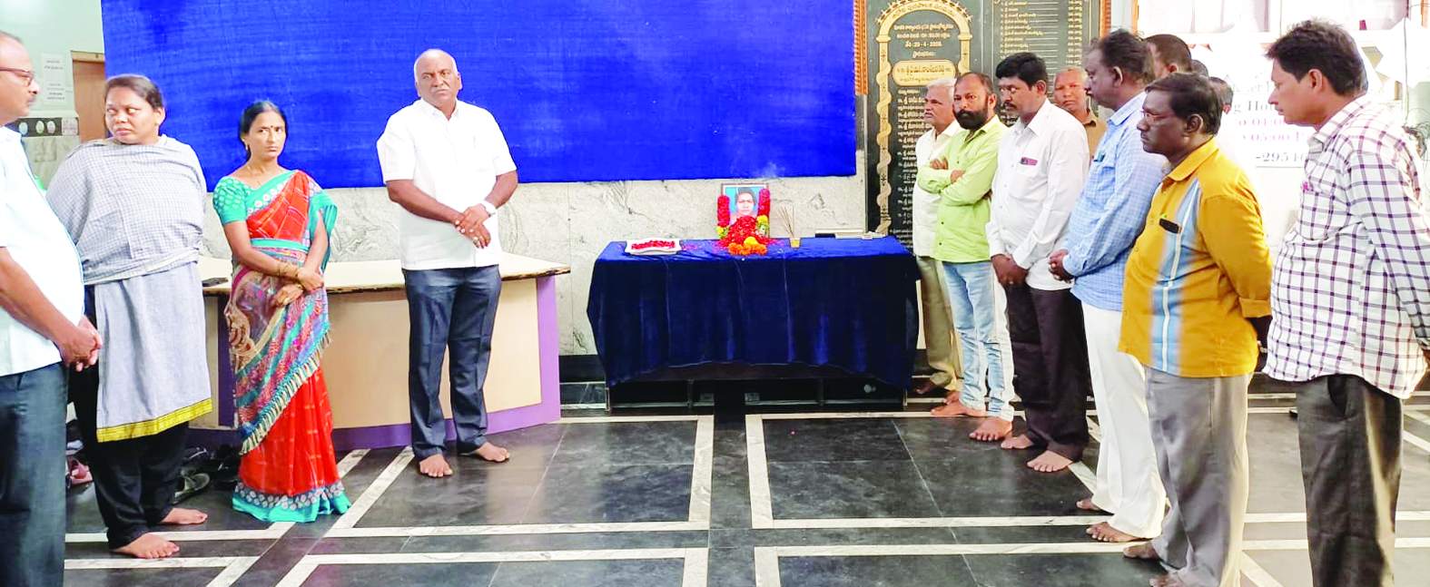 నివాళులర్పిస్తున్న ఛైర్మన్‌, కమిషనర్‌