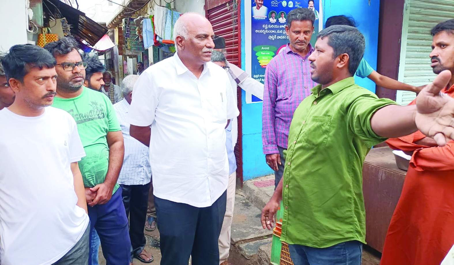 వ్యాపారులకు సూచన చేస్తున్న కమిషనర్‌ రఘునాథ్‌ రెడ్డి