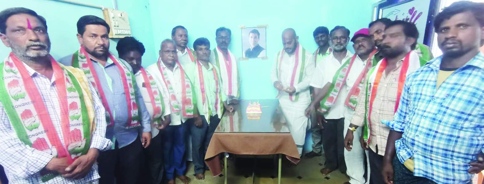 కేక్‌ కట్‌ చేసి సంబరాలు చేసుకుంటున్న నాయకులు