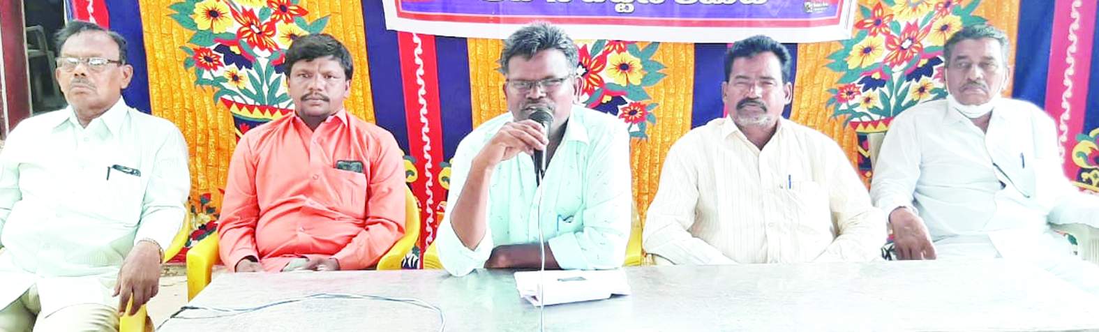 సమావేశంలో మాట్లాడుతున్న అంజిబాబు