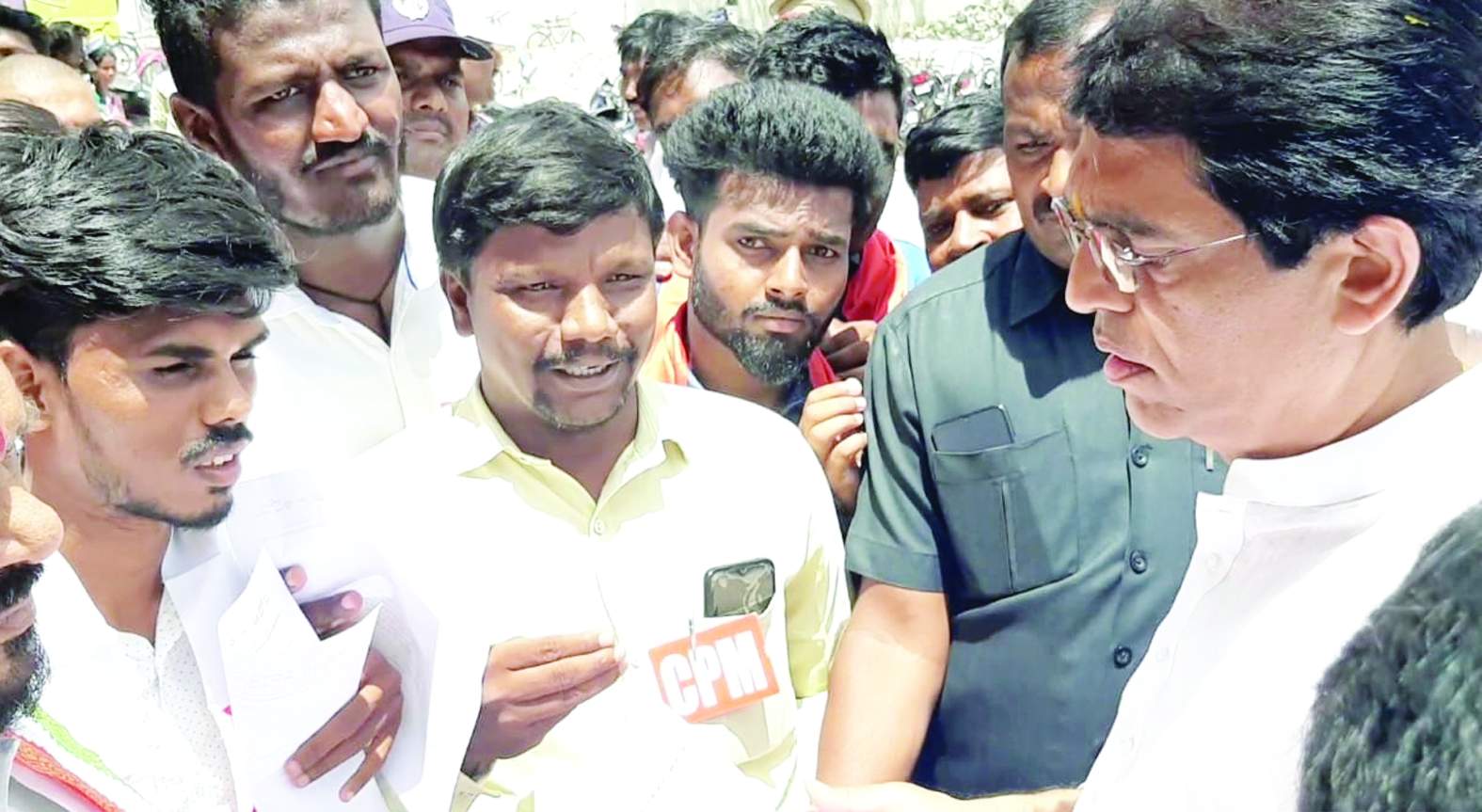 మంత్రి బుగ్గనకు సమస్యలు విన్నవిస్తున్న నాయకులు