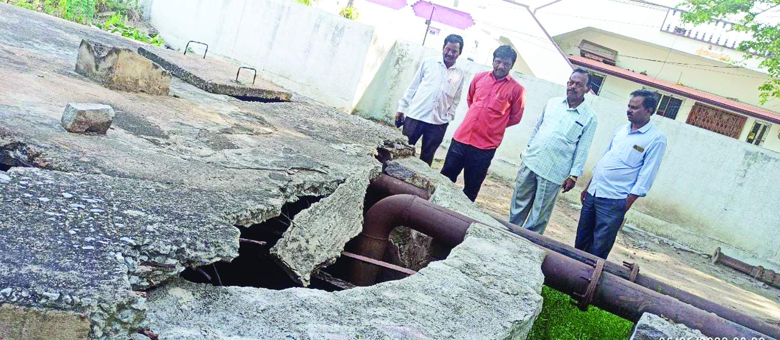 వాటర్‌ సంపును పరిశీలిస్తున్న నాయకులు