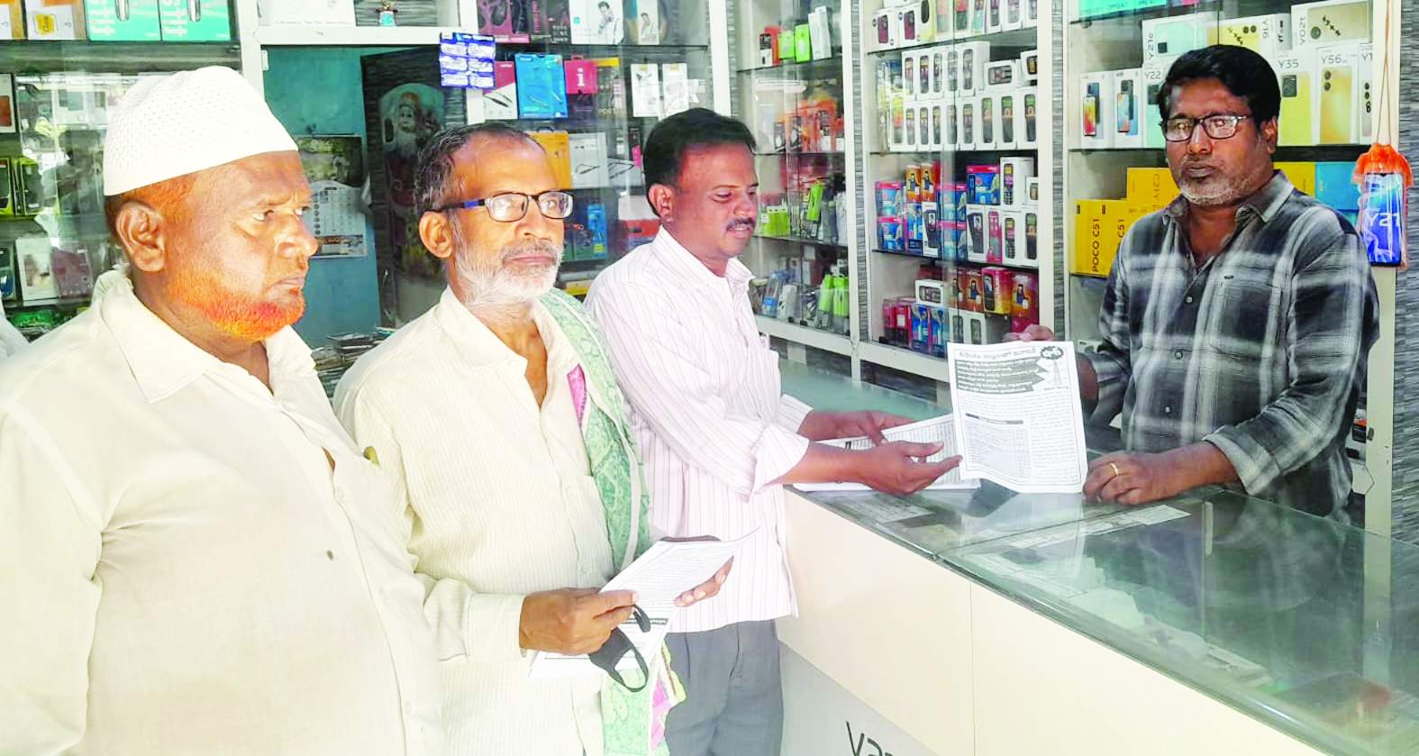 కరపత్రాలు ఇచ్చి ప్రచారం చేస్తున్న నాయకులు