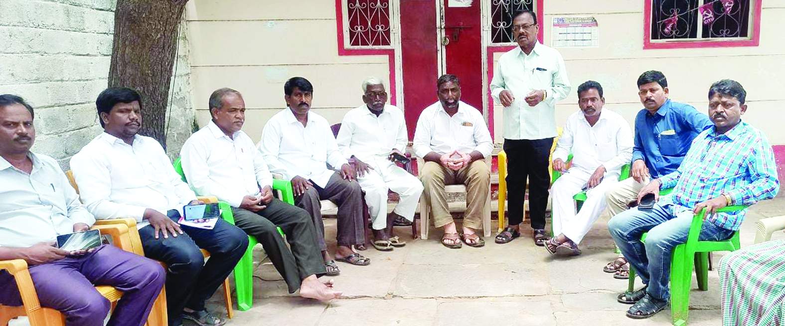 సమావేశంలో మాట్లాడుతున్న ఈరన్న