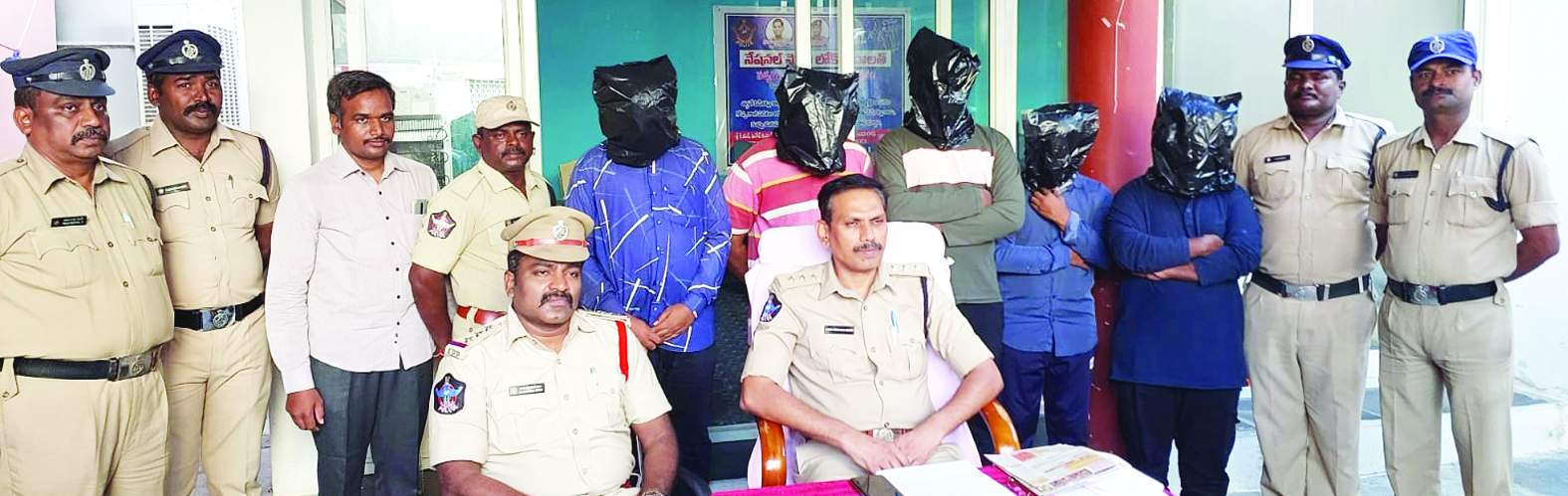 వివరాలు వెల్లడిస్తున్న డీఎస్పీ శివ నారాయణ స్వామి