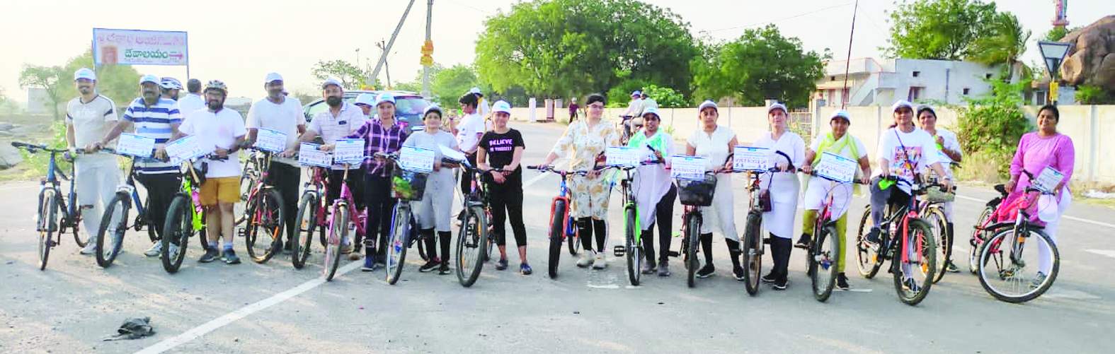 సైకిల్‌ ర్యాలీ నిర్వహిస్తున్న సభ్యులు 