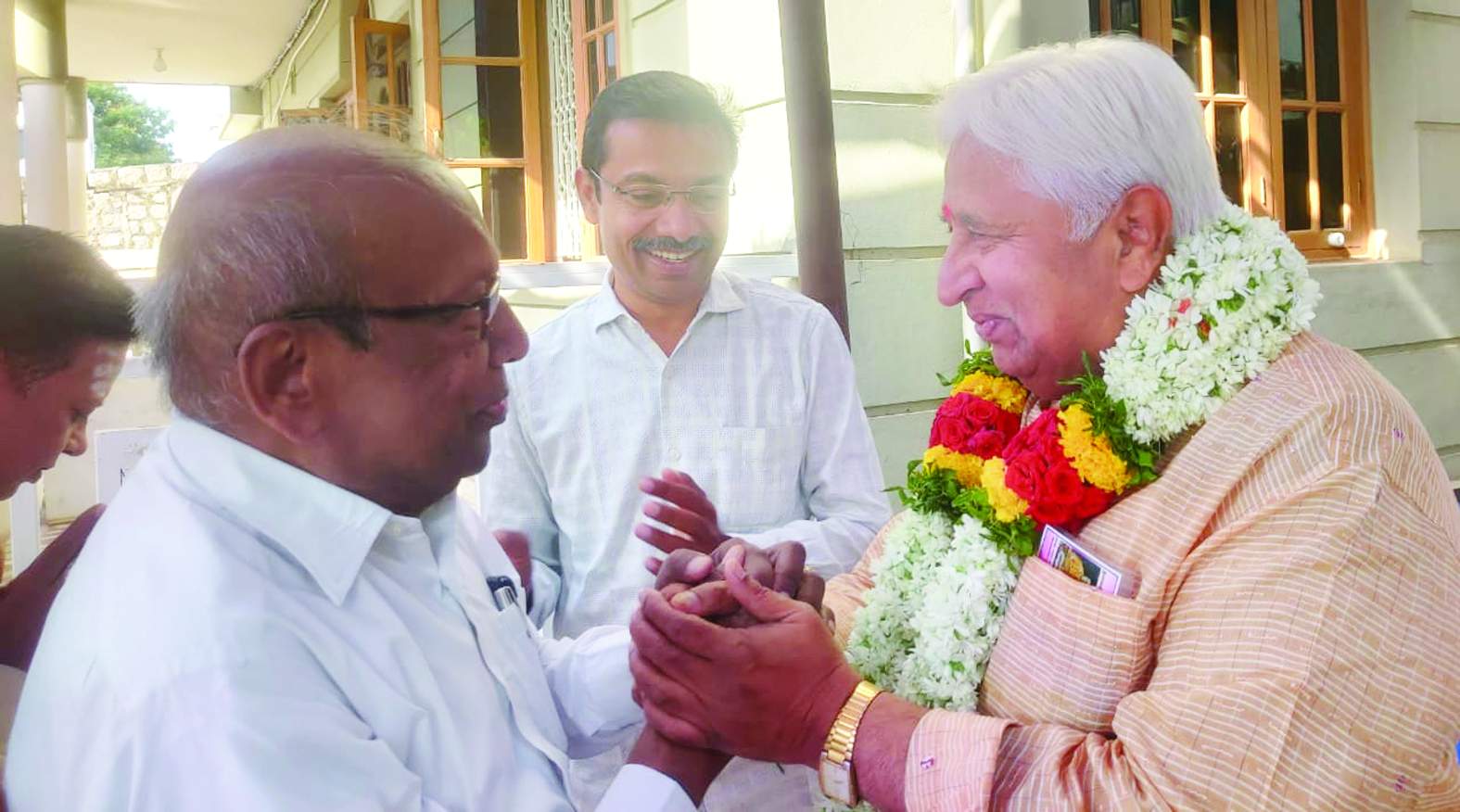 కర్ణాటక మంత్రిని పూలమాలతో సన్మానిస్తున్న మాజీ ఎమ్మెల్యే