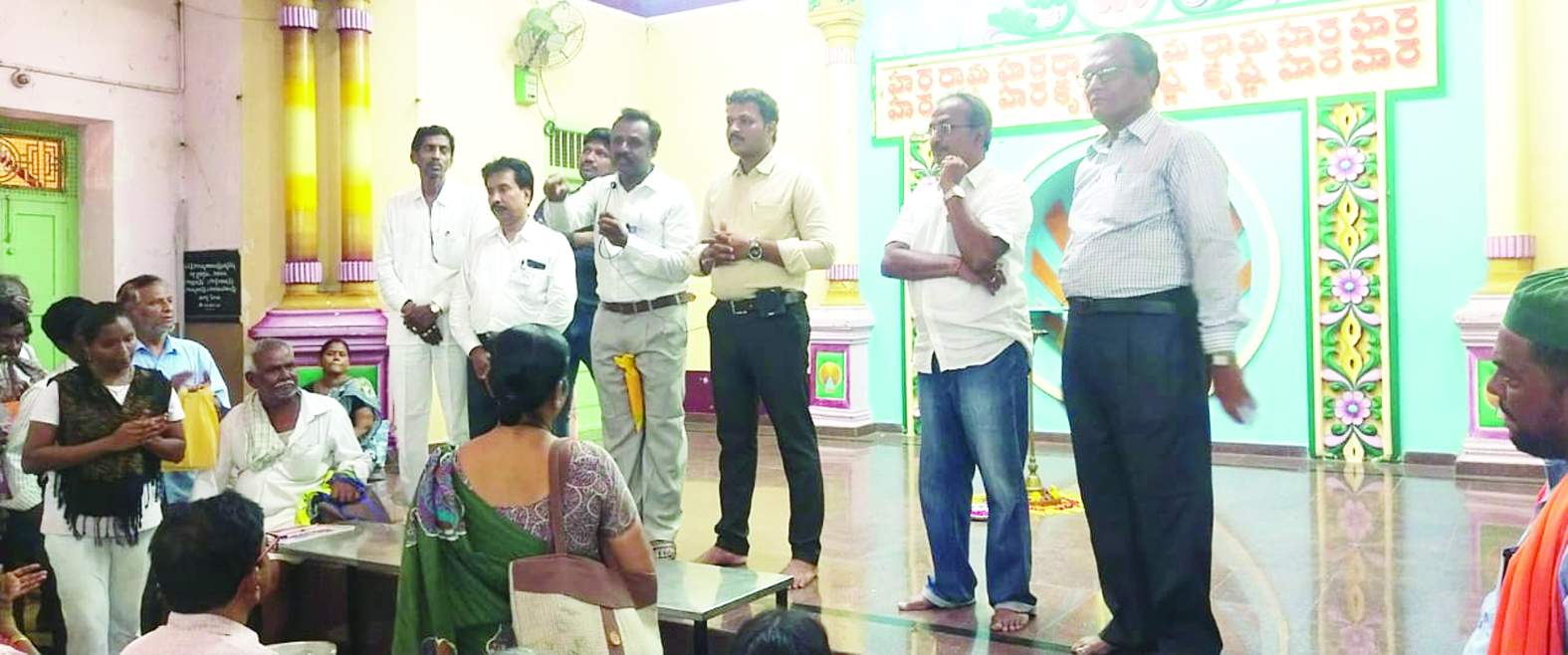 శిబిరం నిర్వహిస్తున్న సభ్యులు