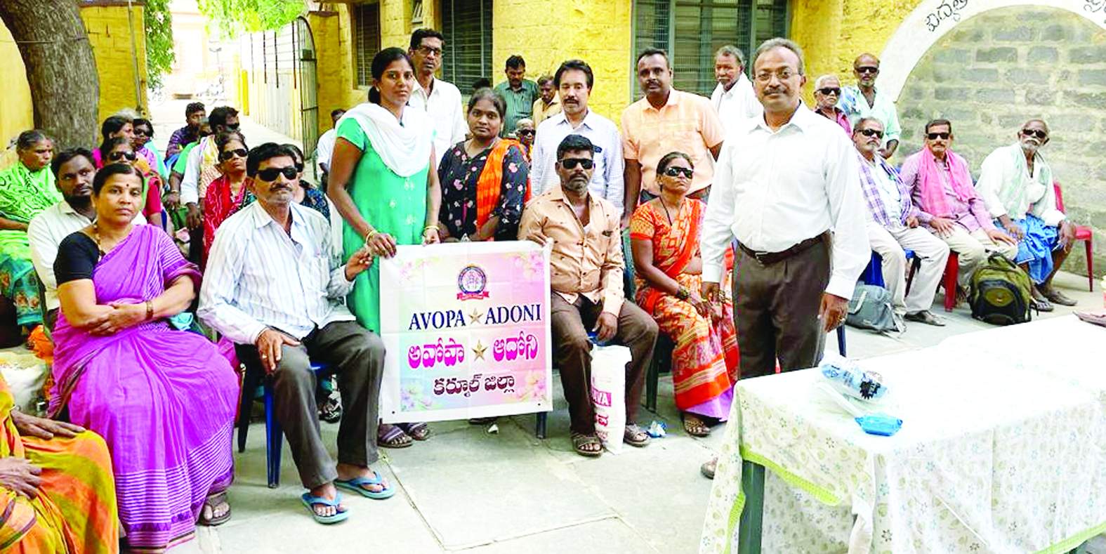 ఆపరేషన్‌ చేసుకున్న వారిని పరామర్శిస్తున్న దాతలు