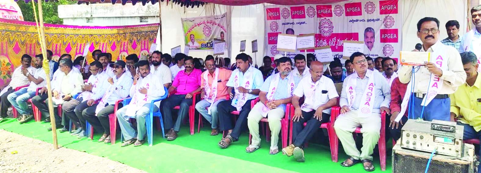 ఆదోనిలో దీక్ష చేపట్టిన ప్రభుత్వ ఉద్యోగులు