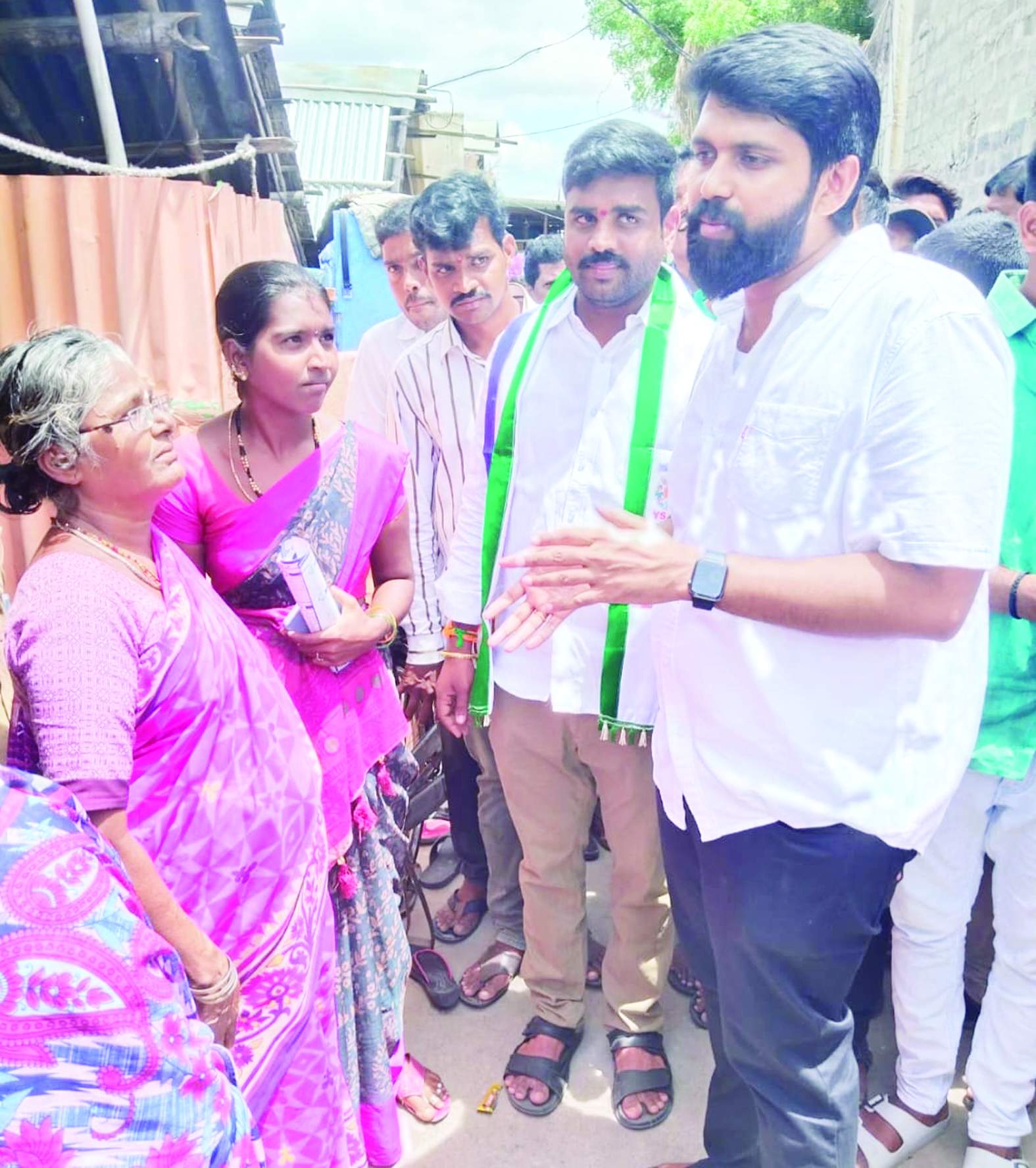 సమస్యలు తెలుసుకుంటున్న మున్సిపల్‌ ఛైర్మన్‌ శాంత