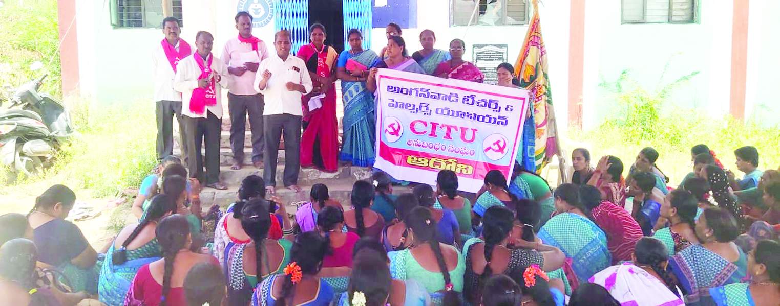 ధర్నానుద్దేశించి మాట్లాడుతున్న రాధాకృష్ణ