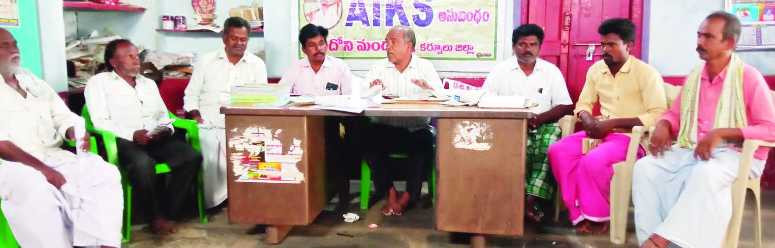 సమావేశంలో మాట్లాడుతున్న వెంకటేశులు