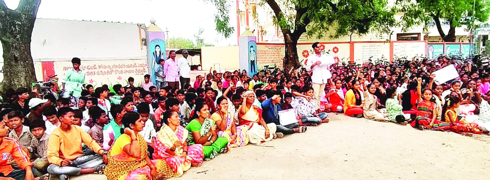 ఉపాధ్యాయుల కొరత తీర్చాలని ధర్నా చేస్తున్న విద్యార్థులు (ఫైల్‌)