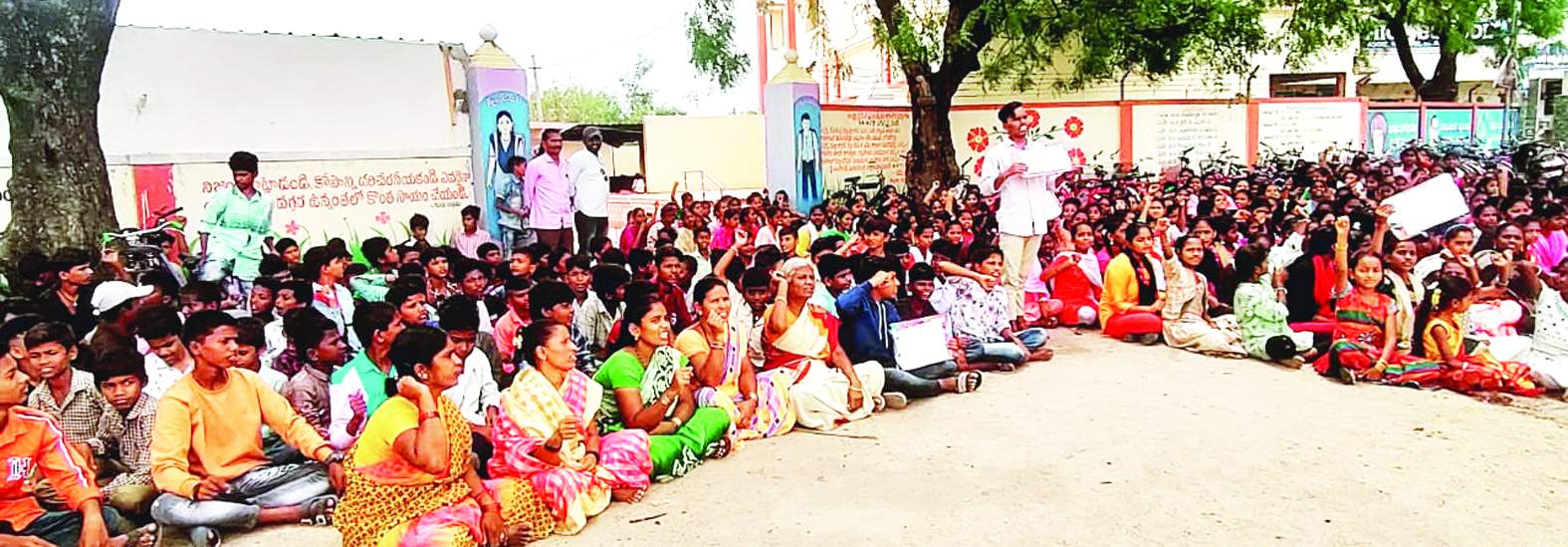 పాఠశాల ముందు నిరసన తెలుపుతున్న విద్యార్థులు