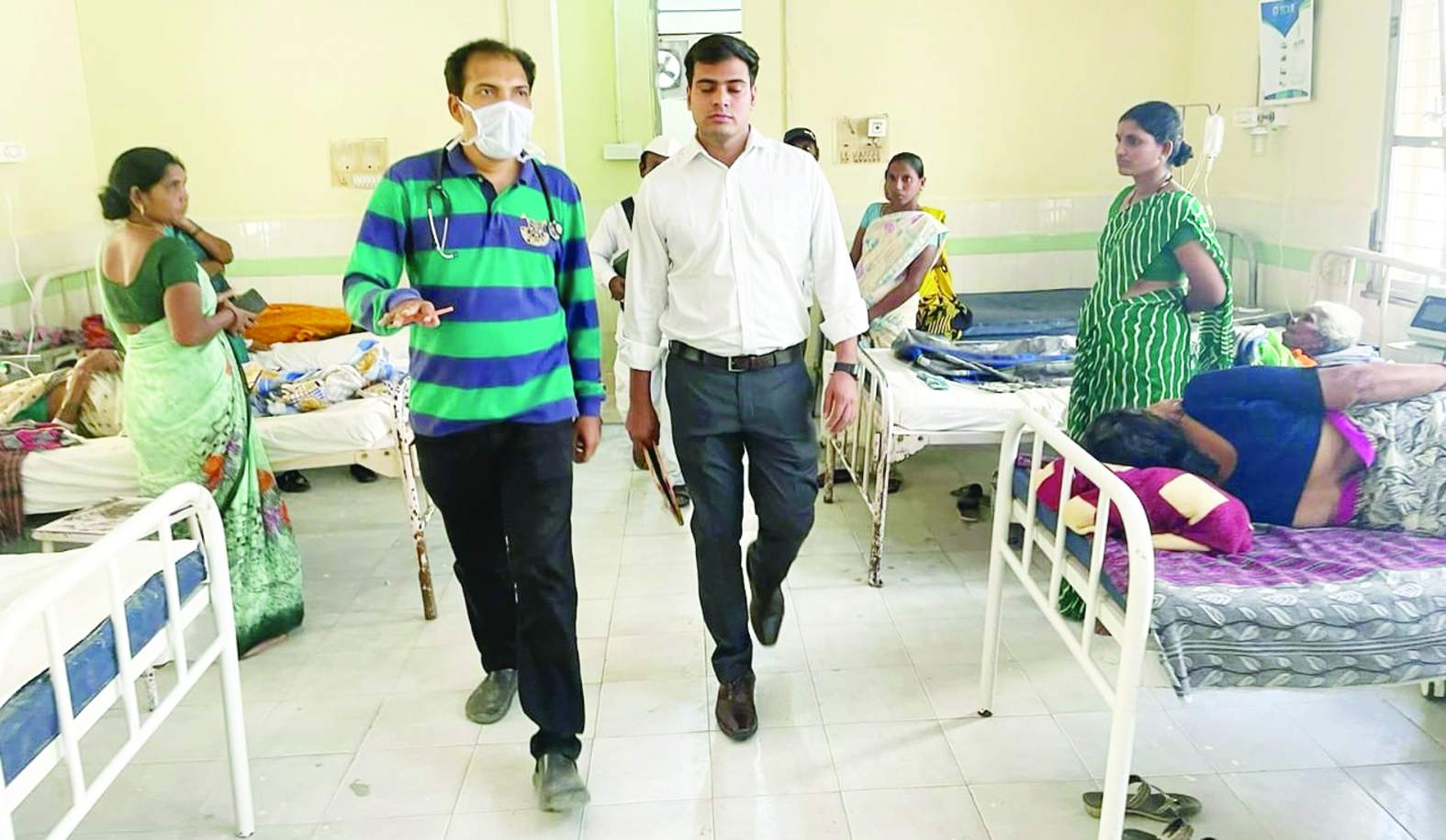 పరిసరాలను పరిశీలిస్తున్న సబ్‌ కలెక్టర్‌ అభిషేక్‌ కుమార్‌