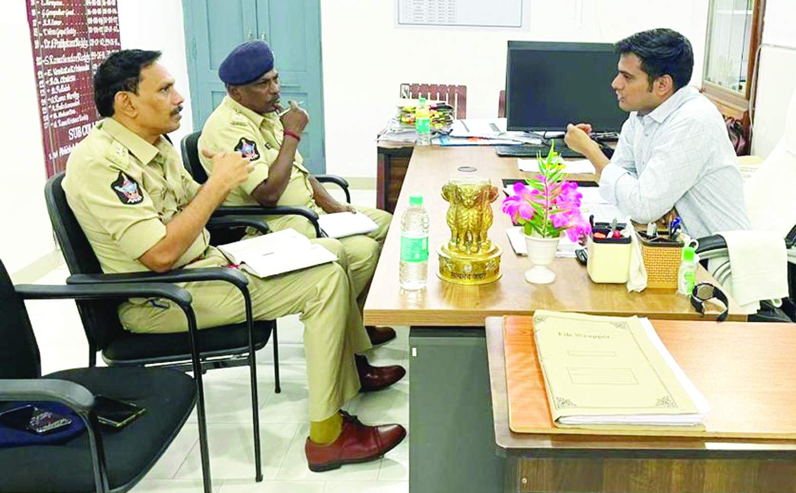 సబ్‌ కలెక్టర్‌తో సమావేశమైన డీఎస్పీలు