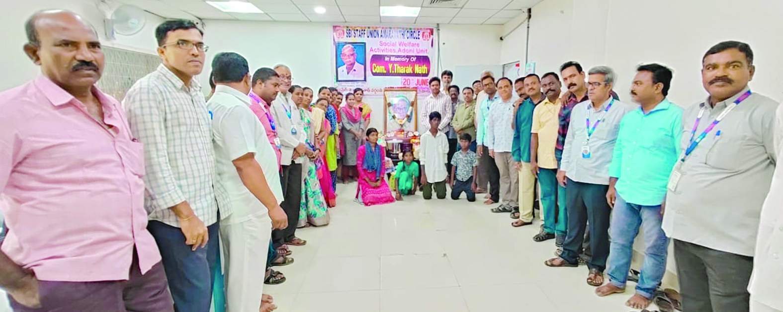 నివాళులర్పిస్తున్న బ్యాంకు ఉద్యోగులు