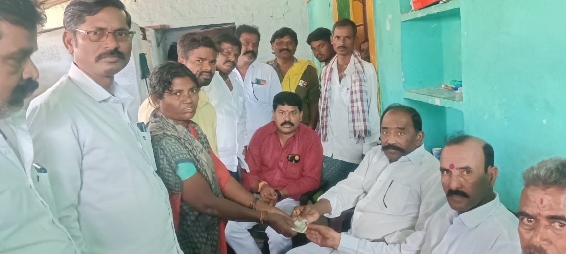 సేకరించిన మొత్తాన్ని బాధితునికి అందజేసిన మీనాక్షి నాయుడు