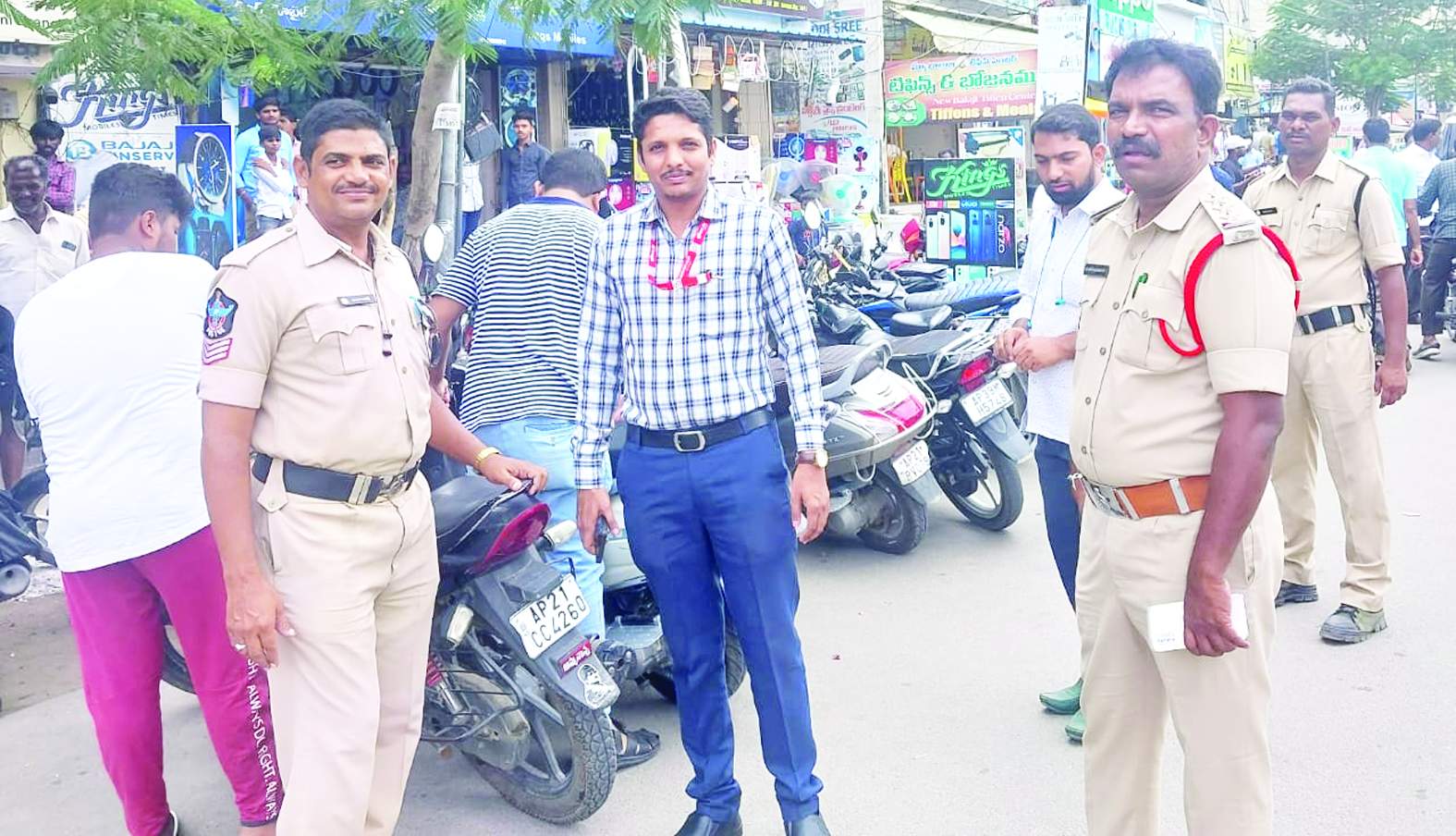 వాహనదారులకు హెచ్చరికలు జారీ చేస్తున్న ట్రాఫిక్‌ సిఐ పార్థసారథి