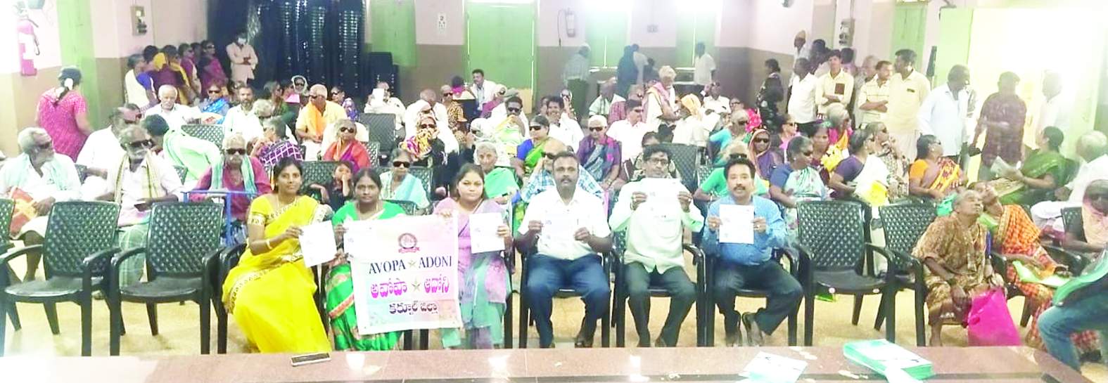 లబ్ధిదారులతో నిర్వాహకులు