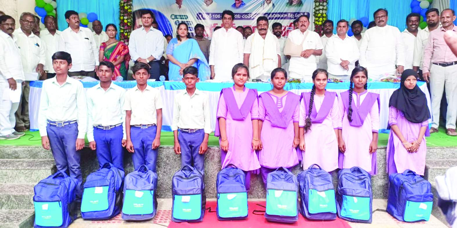 విద్యార్థులతో మంత్రి బుగ్గన రాజేంద్రనాథ్‌ రెడ్డి, ఎమ్మెల్యే సాయిప్రసాద్‌ రెడ్డి