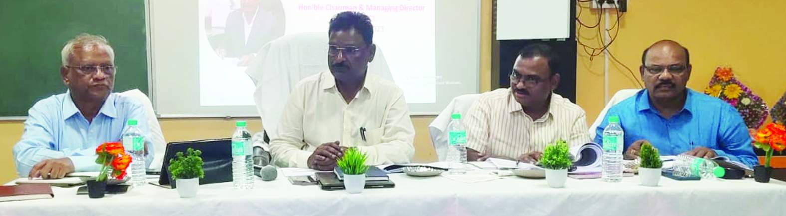 సమీక్షలో మాట్లాడుతున్న సిఎమ్‌డి సంతోష్‌ రావు