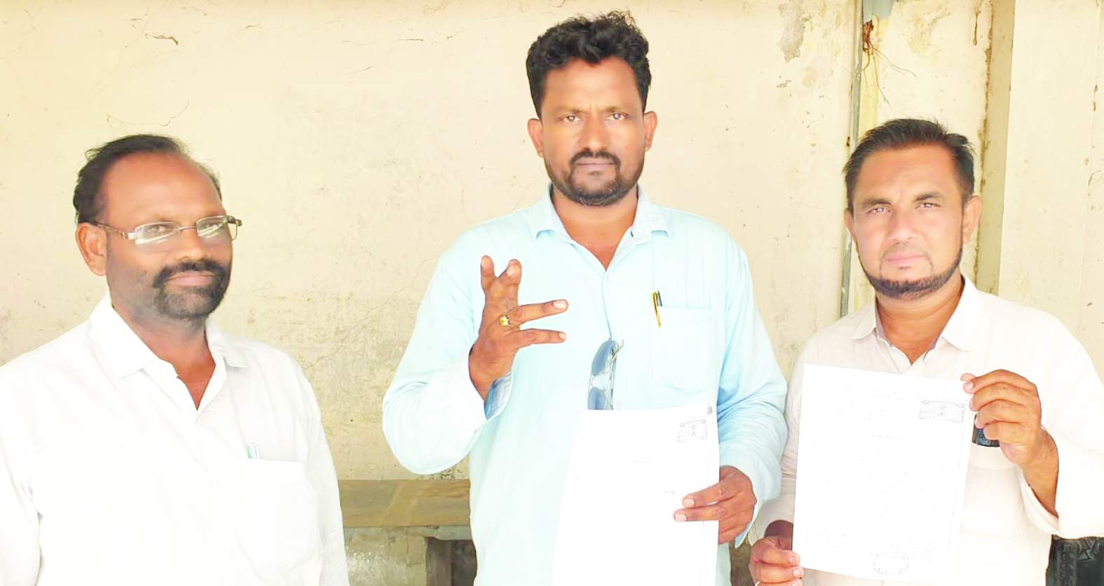 ఫిర్యాదు చేస్తున్న నాయకులు