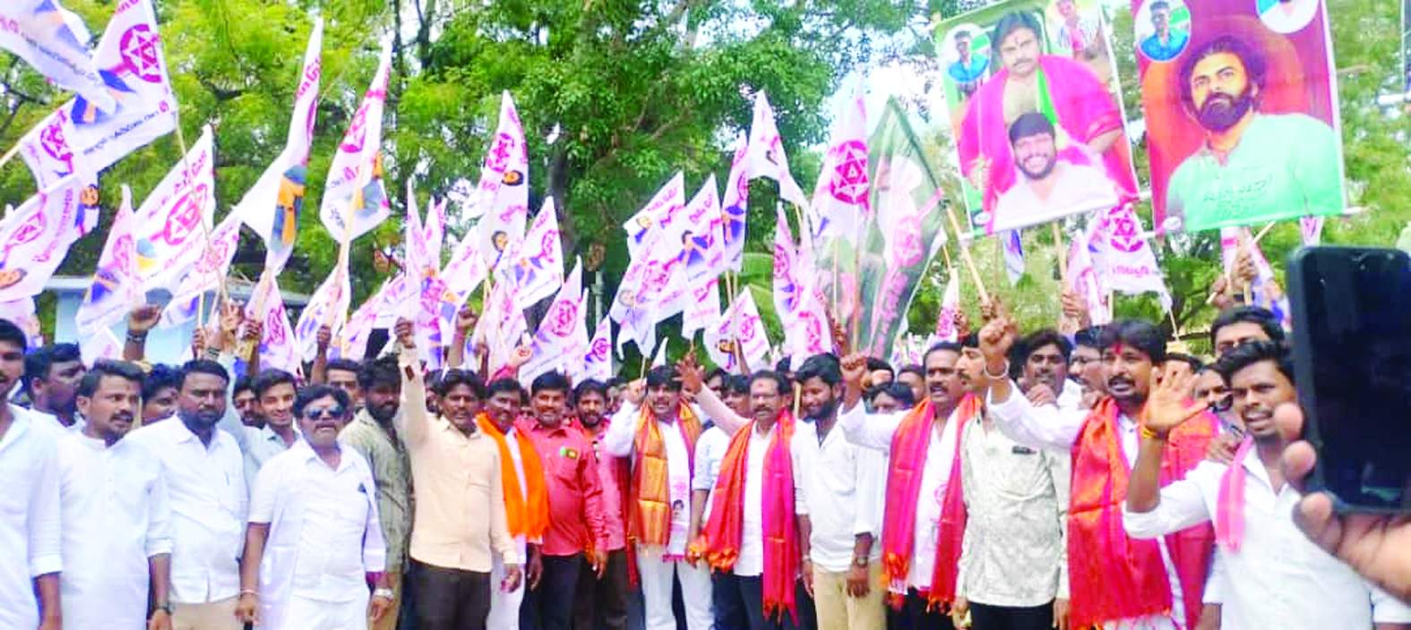 ర్యాలీ నిర్వహిస్తున్న జనసేన నాయకులు