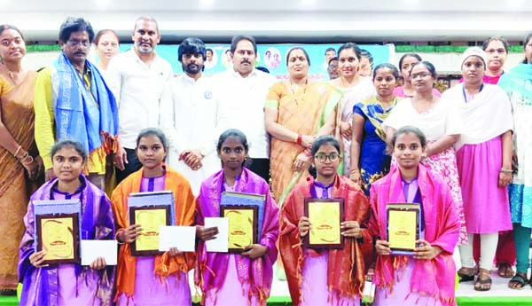  'జగనన్న ఆణిముత్యాలు' బహుమతుల ప్రదానం