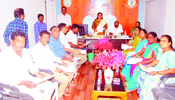 గ్రావెల్‌ రోడ్డు, ప్రహరీ నిర్మాణానికి ప్రతిపాదనలు