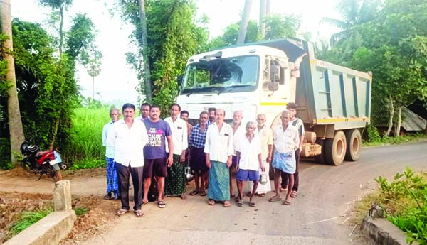 అధిక బరువుతో ప్రయాణిస్తున్న లారీలు అడ్డగింత