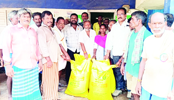 గందరగోళంగా ఎరువుల పంపిణీ 