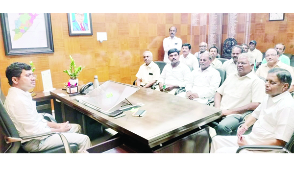 చెర్లోపల్లి ల్యాండ్‌ పూలింగ్‌ రైతులకు అభివృద్ధి చేసిన ప్లాట్లు అప్పగించాలి