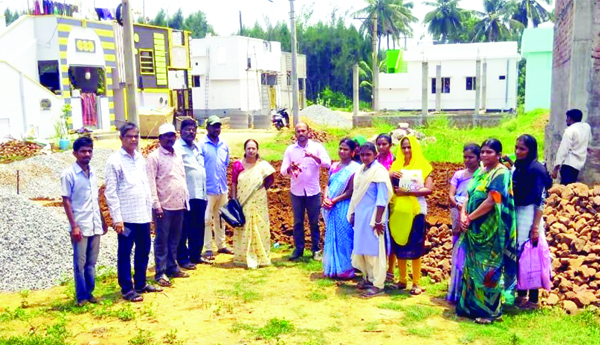 జగనన్న కాలనీల్లో గృహ నిర్మాణాలు పరిశీలన