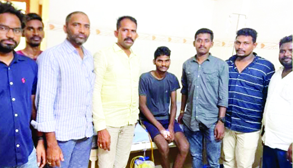 ప్రమాదంలో గాయపడిన స్నేహితునికి ఆర్థిక సాయం