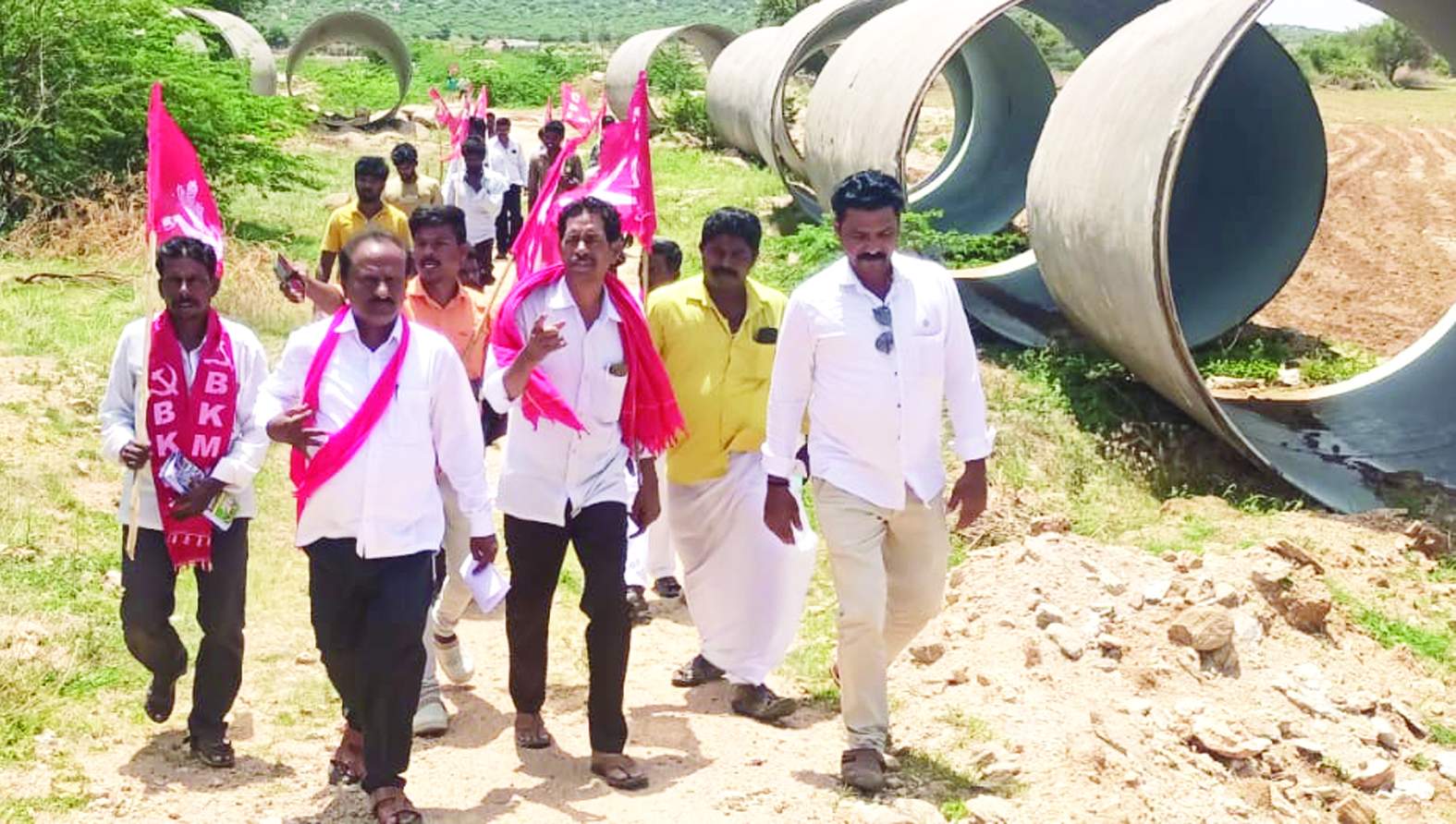 నిలిచిన పైపులైన్‌ పనులను పరిశీలిస్తున్న సిపిఐ నాయకులు