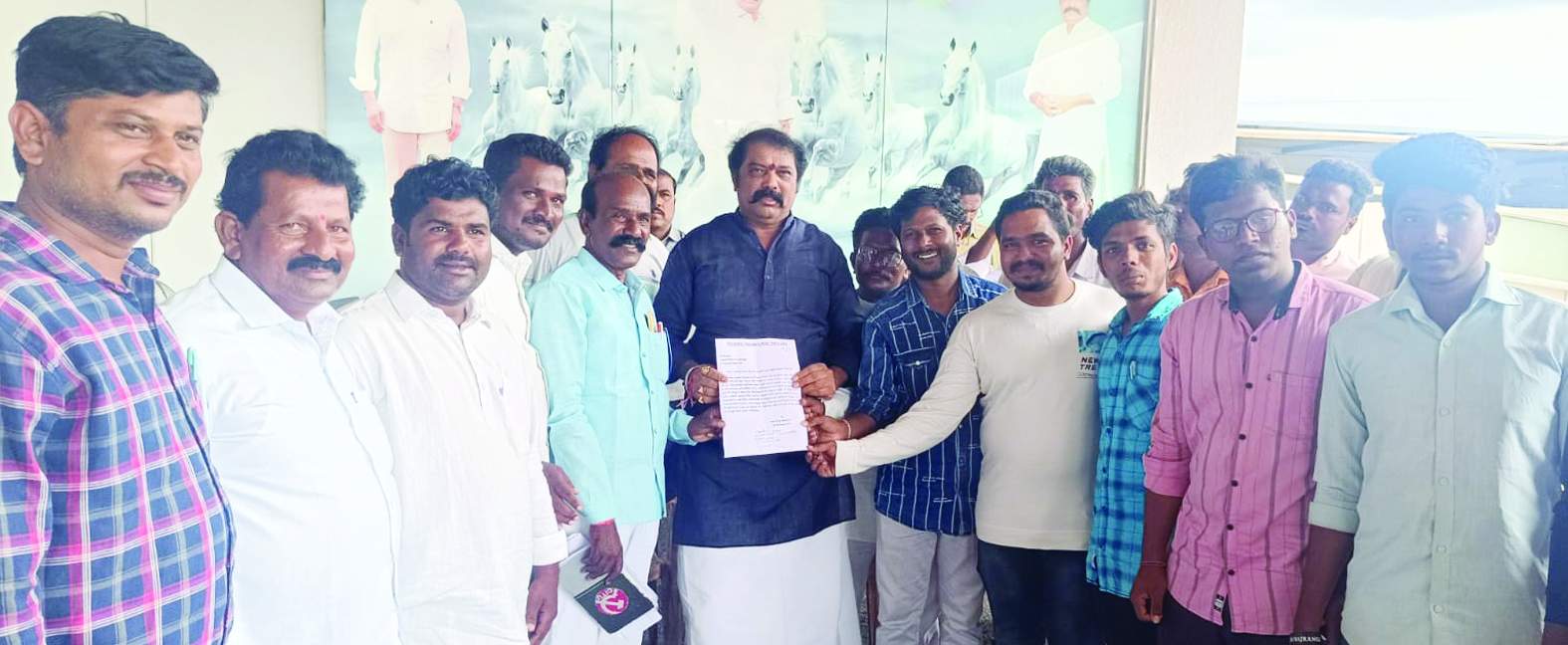 మంత్రి గుమ్మనూరు జయరామ్‌కు వినతిపత్రం అందజేస్తున్న నాయకులు