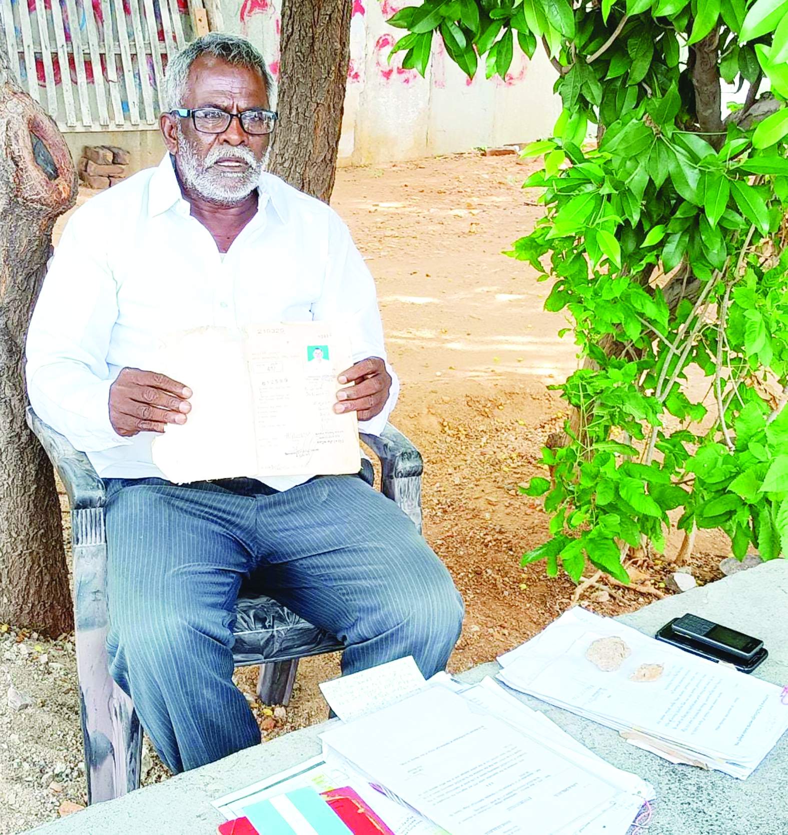 ప్రభుత్వం ఇచ్చిన పట్టదారు పాసు పుస్తకాన్ని చూపుతున్న మాజీ సైనికుడు మహేష్‌