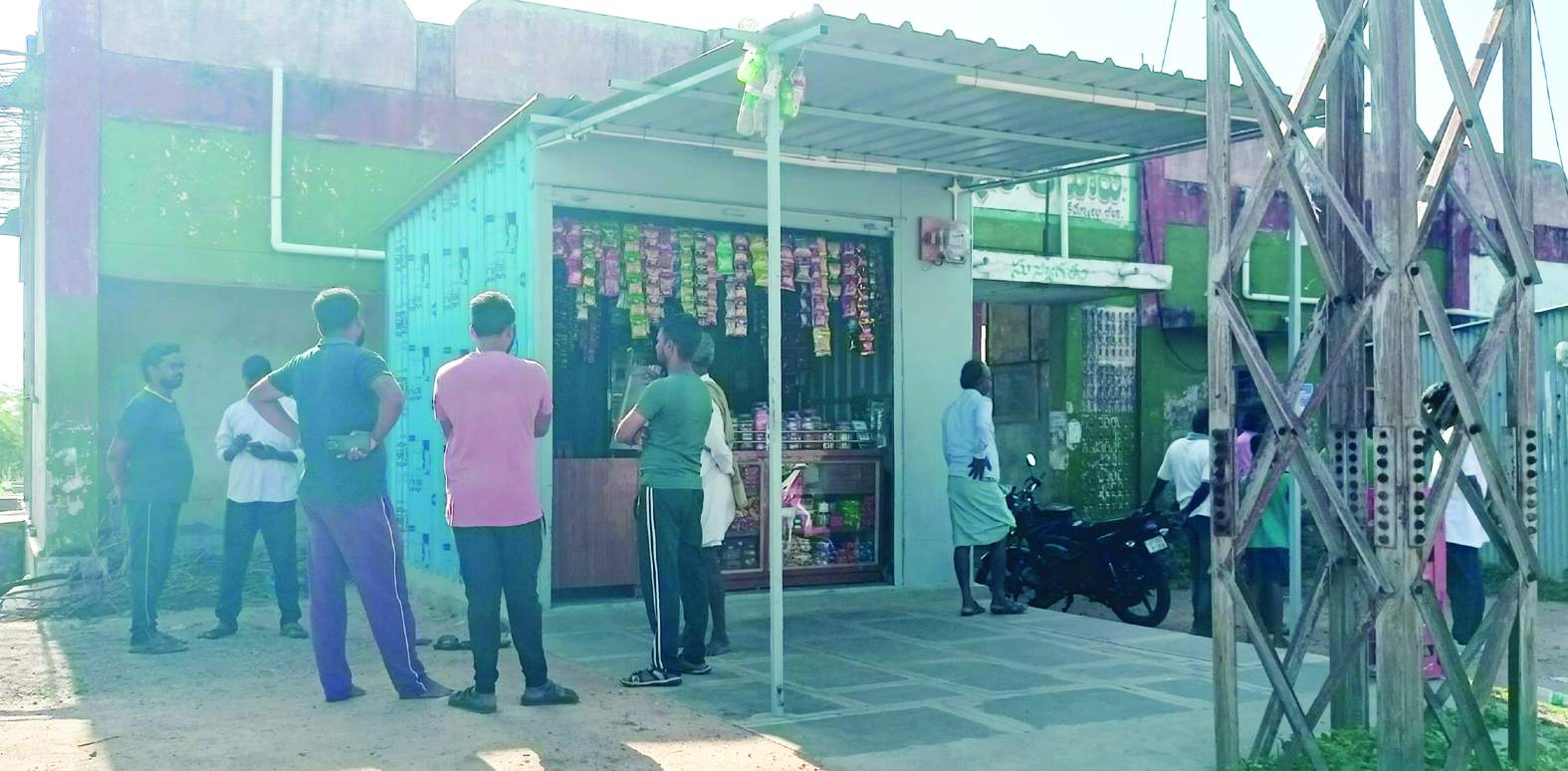 దొంగతనం జరిగిన కొత్త బస్టాండ్‌ ముందున్న దుకాణం